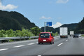 ３車線の高速で「一番右は追い越し車線」はわかるけど「左」と「真ん中」はどう使いわける？　意外と知らない道交法