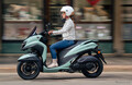 「YZF顔のイケメン」シャープに進化したヤマハ『トリシティ125』2025年モデルが熱い！