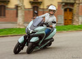 「YZF顔のイケメン」シャープに進化したヤマハ『トリシティ125』2025年モデルが熱い！
