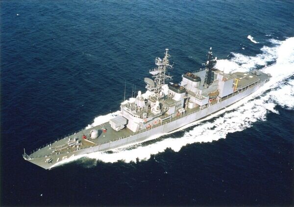 中国海軍の「怪しい軍艦」を海自の「超ベテラン護衛艦」が監視！ 就役から36年を経た“古豪”が駆け回る