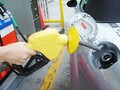 【くるま問答】ガソリンの給油口は、なぜクルマによって右だったり左だったりするのか