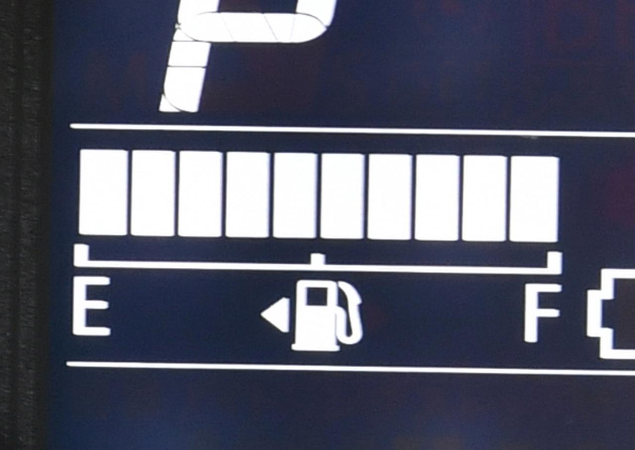 【くるま問答】ガソリンの給油口は、なぜクルマによって右だったり左だったりするのか