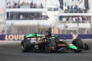 デュルクセンが昨年に続きアブダビ制す！　宮田莉朋は8位入賞でランキング17位｜FIA F2ヤス・マリーナ フィーチャーレース