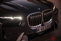 ド迫力の2段構えライト！ 5m級SUV 新型BMW「X7」欧州発表！ 巨大グリルがギラり
