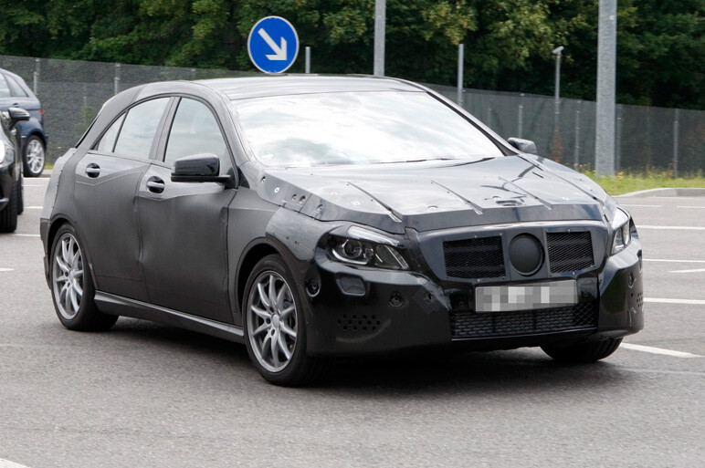 新型Aクラスをキャッチ テスト車は5ドアモデル