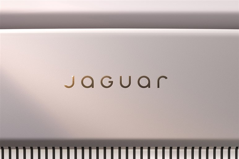【航続800km＆全長5m超！】ジャガー最強の新型EVが開発進行中。ロールスやベントレーが覇権を握る“超高級市場”へ殴り込む