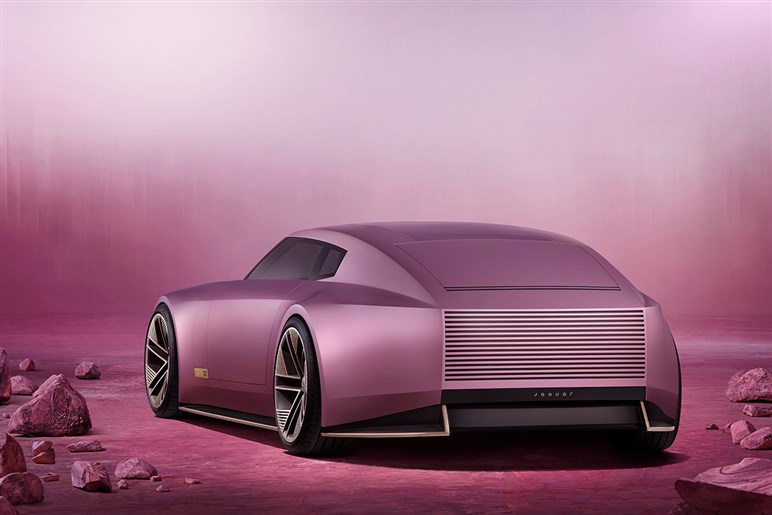 【航続800km＆全長5m超！】ジャガー最強の新型EVが開発進行中。ロールスやベントレーが覇権を握る“超高級市場”へ殴り込む