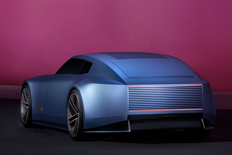 【航続800km＆全長5m超！】ジャガー最強の新型EVが開発進行中。ロールスやベントレーが覇権を握る“超高級市場”へ殴り込む