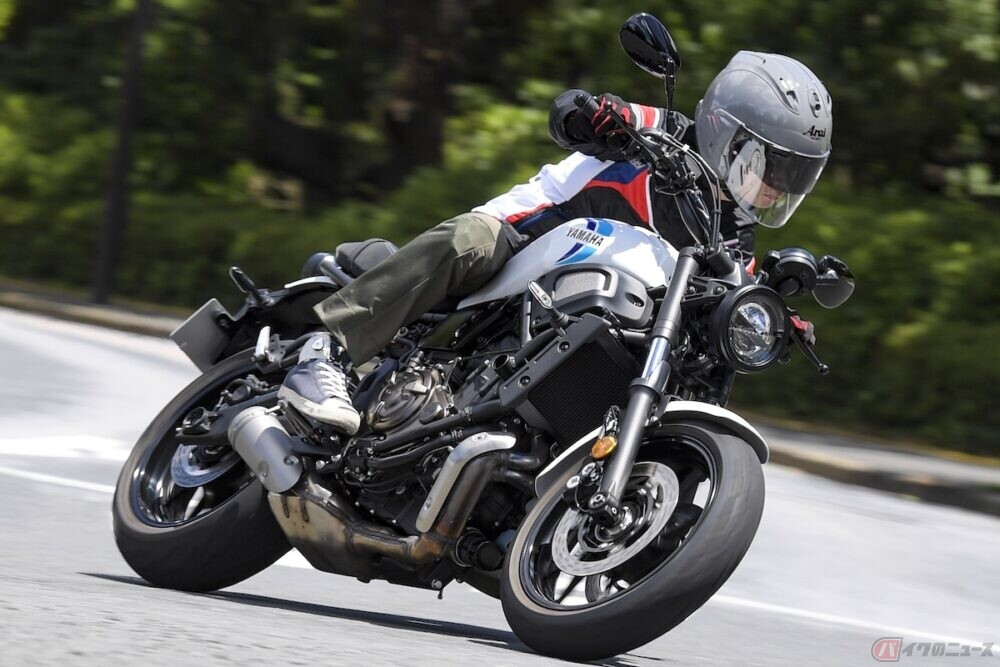 スクーターはニーグリップができないけど…どうやって安定させればいいの？