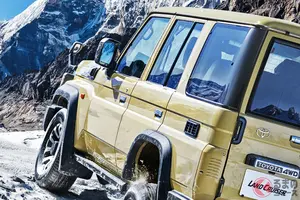 333万円も安い！ トヨタの「“最安”ランドクルーザー」に反響多数！ 9年ぶり復活の「実用特化モデル」に「十分です」「余計な装備など不要」と同意の声も！ 昭和レトロデザインの手頃な「70 AX」に寄せられた“熱視線”とは