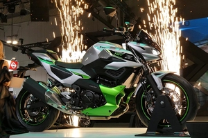 カワサキ「Z7 Hybrid」 フルカウルモデル「Ninja 7 Hybrid」に続くストロングハイブリッド車公開 日本へも導入【EICMA2023】