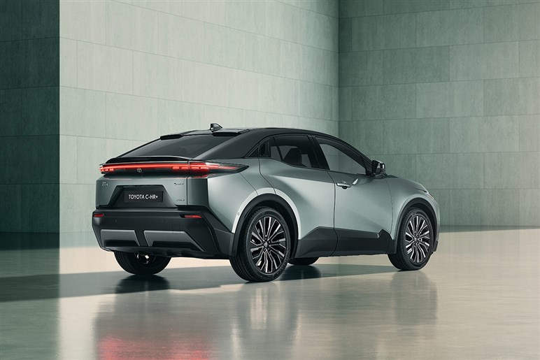 スバル新型「アンチャーテッド」登場！ 338psの高出力モーターを搭載し2026年米国市場で発売…ベースはトヨタ「C-HR+」