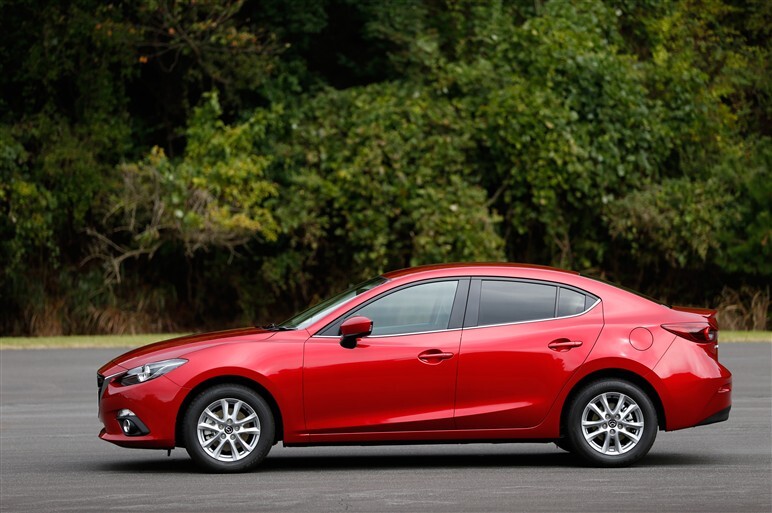 新型アクセラ、ハイブリッドとディーゼルも試乗