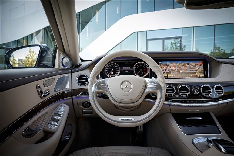 ベンツ唯一のV12エンジンを搭載、S65 AMG