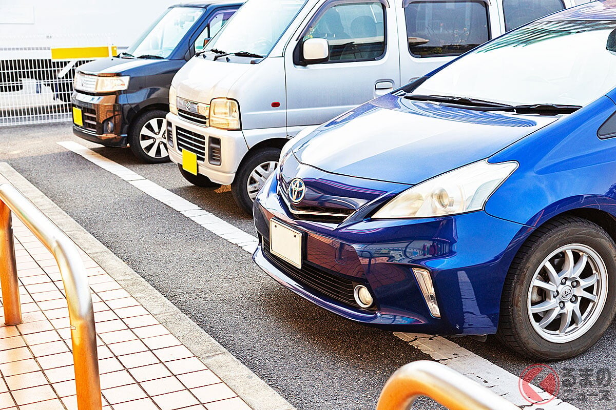 「エンジンかけっぱ」でコンビニへGO… 実は“違反”ですよ！ 「トイレに行くだけ」「自販機行くだけ」でも絶対NGです！ “反則金6000円”もある「そのまま状態」何がダメなのか