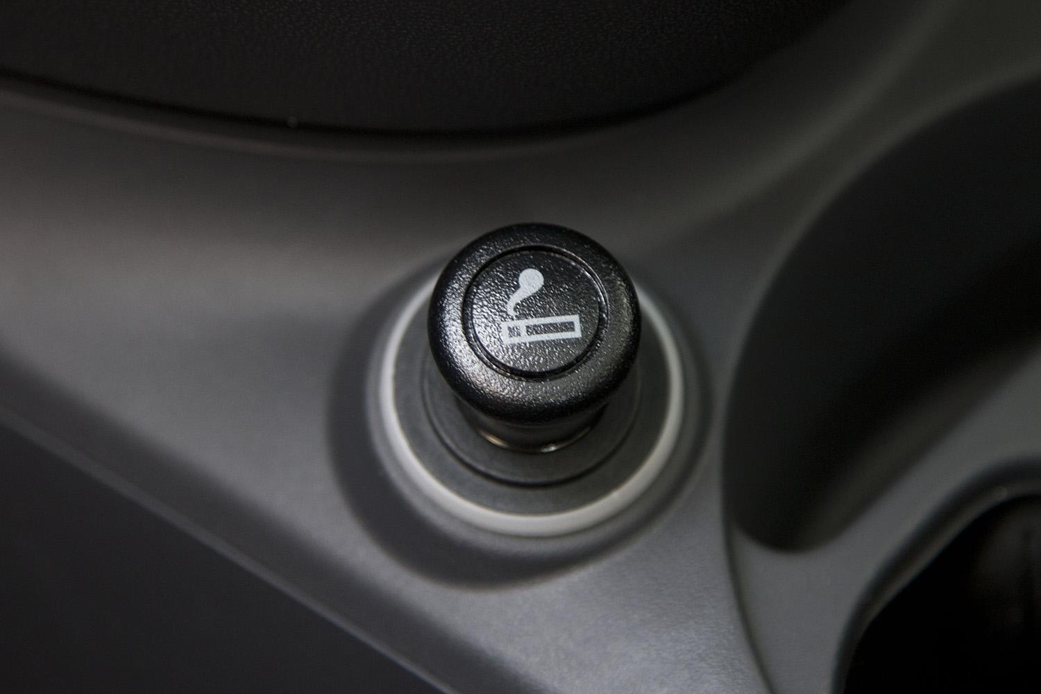 Usbポートがあれば十分な気もするがナゼ 最新車にも シガーソケット が残されるワケ Web Cartop ヘッドライン 自動車情報サイト 新車 中古車 Carview