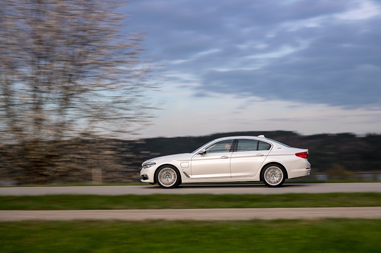 新型5シリーズのPHVは複合ボディ＋EV走行で今までにない高級車感