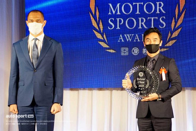 佐藤琢磨が2021年『ドライバー・オブ・ザ・イヤー』に輝く。JAF表彰式でスポーツ庁室伏長官から表彰