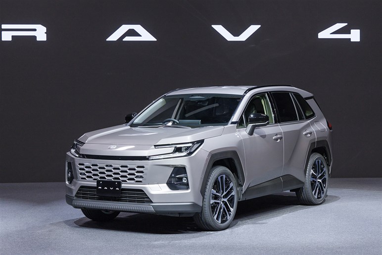 トヨタの新技術「アリーン」がよくわからない！「RAV4」はなぜ注目され、背景にある“本気のスマホ化”とはなんなのか？