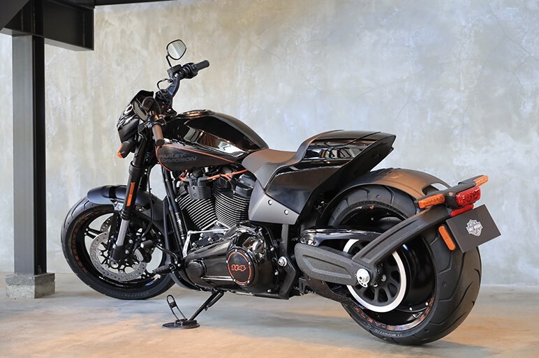 ドラッグレーサースタイルの新型ハーレーFXDR114は直線番長なのか？