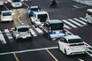 赤なのに全方向矢印「←↑→」が点灯する信号機！ 普通の青信号と何が違う？ その意外な役割とは。
