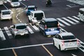 赤なのに全方向矢印「←↑→」が点灯する信号機！ 普通の青信号と何が違う？ その意外な役割とは。