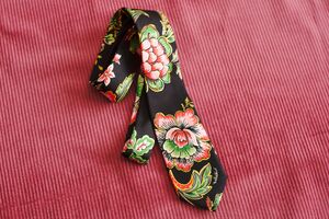 ロマンティシズムに鋭さを添えるヴァレンティノ ガラヴァーニ──2025年の秋冬スタイルを小物でアップデートする