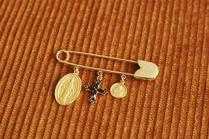 端正さと挑発が共存するドルチェ&ガッバーナ──2025年の秋冬スタイルを小物でアップデートする