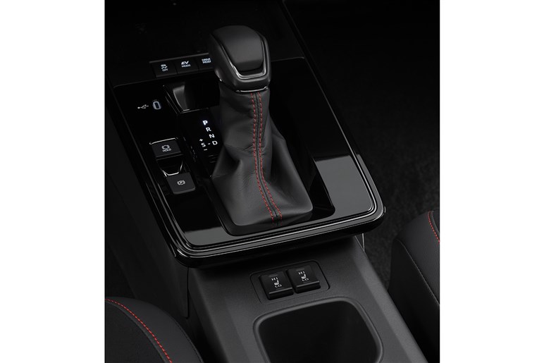 新しい「カローラクロス」が先行発表。欧州と北米モデルの違いや、「GRスポーツ」の日本導入はどうなる？