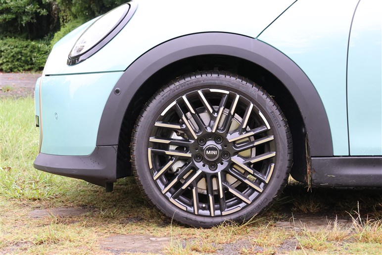 【外車初心者は要チェック】車線変更時にワイパー動かしてない？　同じ右ハンドルでも「輸入車のここが違う」まとめ