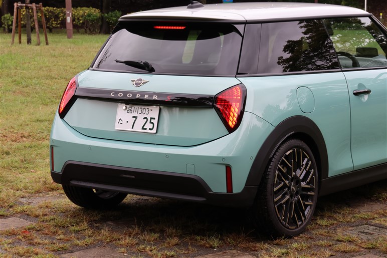 【外車初心者は要チェック】車線変更時にワイパー動かしてない？　同じ右ハンドルでも「輸入車のここが違う」まとめ