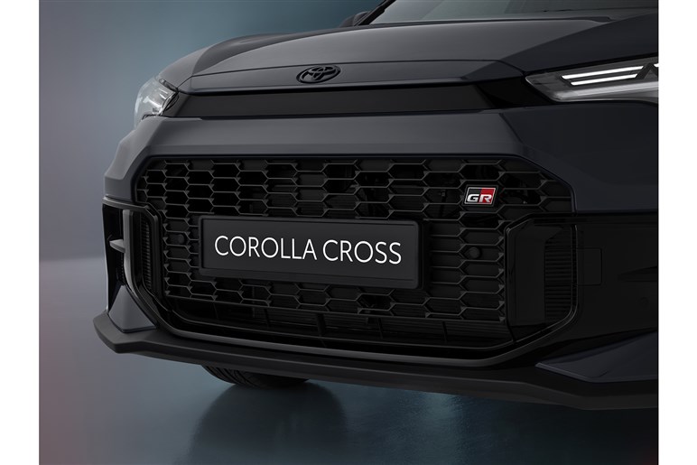 新しい「カローラクロス」が先行発表。欧州と北米モデルの違いや、「GRスポーツ」の日本導入はどうなる？