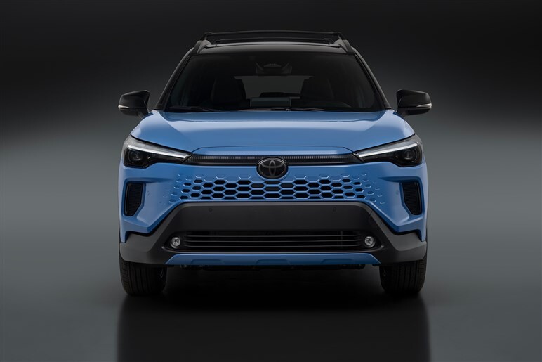 新しい「カローラクロス」が先行発表。欧州と北米モデルの違いや、「GRスポーツ」の日本導入はどうなる？