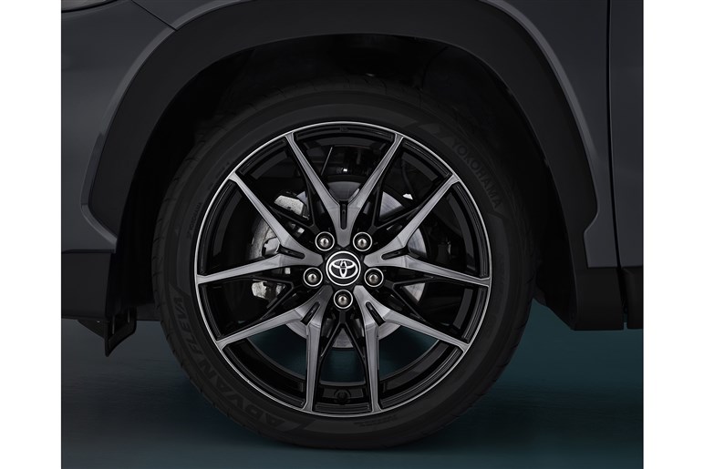 新しい「カローラクロス」が先行発表。欧州と北米モデルの違いや、「GRスポーツ」の日本導入はどうなる？