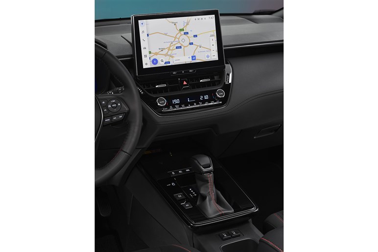 新しい「カローラクロス」が先行発表。欧州と北米モデルの違いや、「GRスポーツ」の日本導入はどうなる？