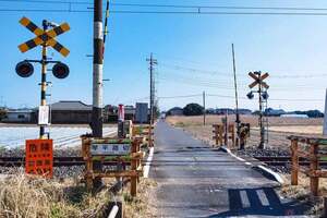 バイクなら不要だと思ってない?? 踏切前での一旦停止は必須!! 正しい踏切の横断ルールとは