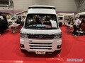 車内はハイセンスなソファールーム！　ダイハツ アトレーがベースの軽キャンパー