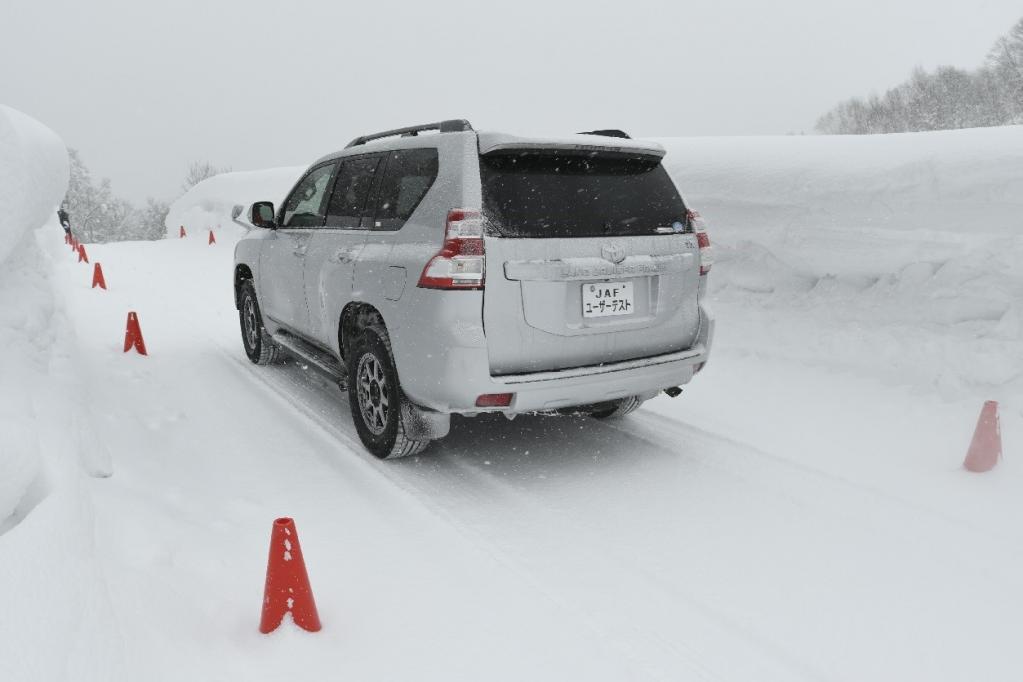 JAF：雪道で4WDは上り坂に強くても下り坂では止まりづらい！
