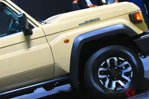 トヨタ「最新・最安ランドクルーザー」が凄い！ ガバっと開く“観音開きドア”＆「リッター10キロ超え」のパワトレ採用！ 最上級より「330万円以上オトク」なナナマルに注目！