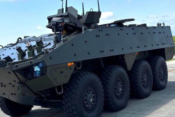 自衛隊向け「次代の戦闘車両」量産初号機がデビュー！ ライセンス生産はどこで実施？