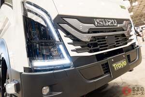 いすゞの最新「“7人乗り”トラック」実車公開！ 全長4.9m級の「普通免許で運転できるサイズ」！ 超快適“車中泊”モデル「トラヴィオ“エクスペディションストライカー”」がスゴかった！