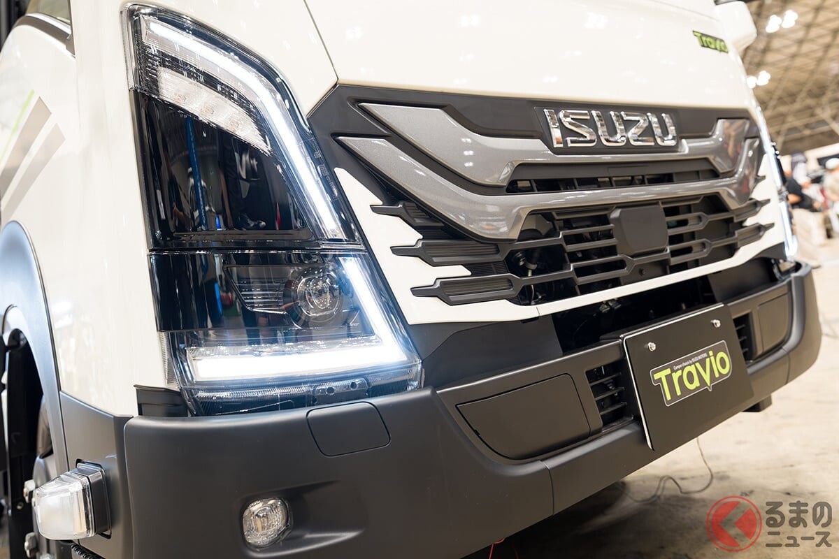 いすゞの最新「“7人乗り”トラック」実車公開！ 全長4.9m級の「普通免許で運転できるサイズ」！ 超快適“車中泊”モデル「トラヴィオ“エクスペディションストライカー”」がスゴかった！