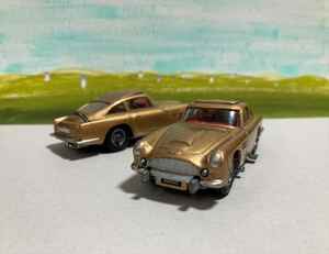 映画007「ゴールドフィンガー」に登場したアストンマーティンDB5の初代ミニカーはゴールドカラーだった！【丸餅博士のヴィンテージ・ミニカー・ワールド】