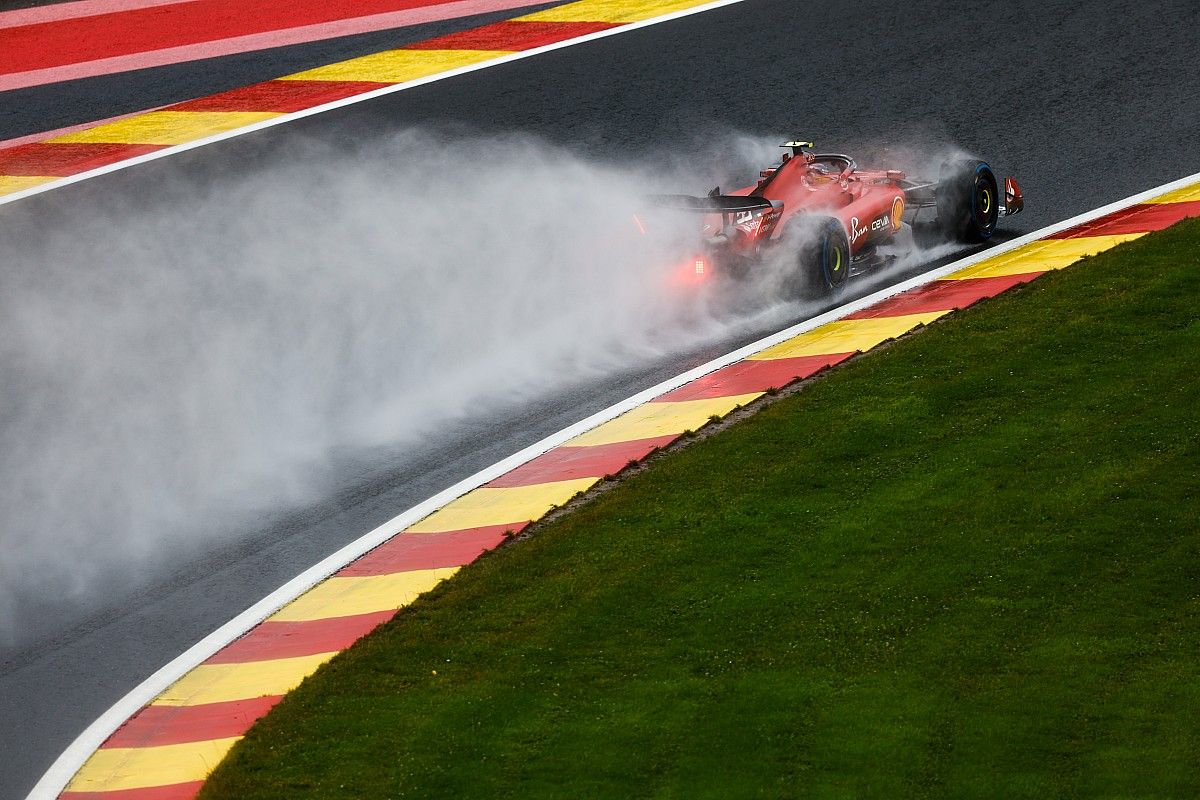 F1ベルギーFP1速報｜雨襲来。週末唯一のフリー走行も満足な走行できず……トップタイムはフェラーリのサインツJr.