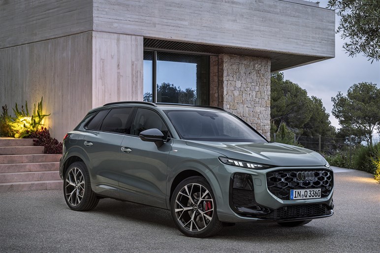 アウディが第3世代の新型「Q3」を発表。マトリクスLEDヘッドライトや車載ソフトウェアを強化…欧州で10月発売へ