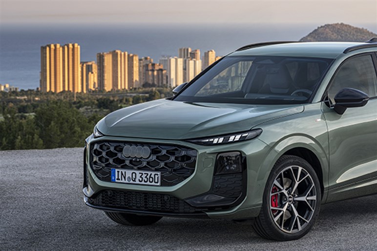 アウディが第3世代の新型「Q3」を発表。マトリクスLEDヘッドライトや車載ソフトウェアを強化…欧州で10月発売へ