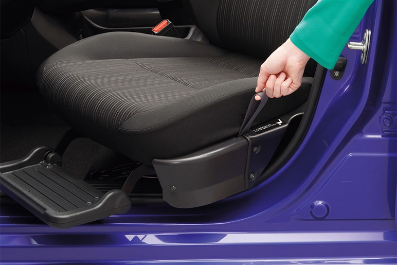 【実際どうなの？】日産「ノート」購入者の本音。「e-POWER」の走りが高評価…でも内装の質感やオプション価格に不満の声も