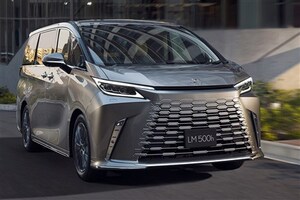 レクサス「LM」は売れていない？ 実は“6人乗り”で販売好調…手頃な新グレード導入で「アルファード」と競合の可能性も