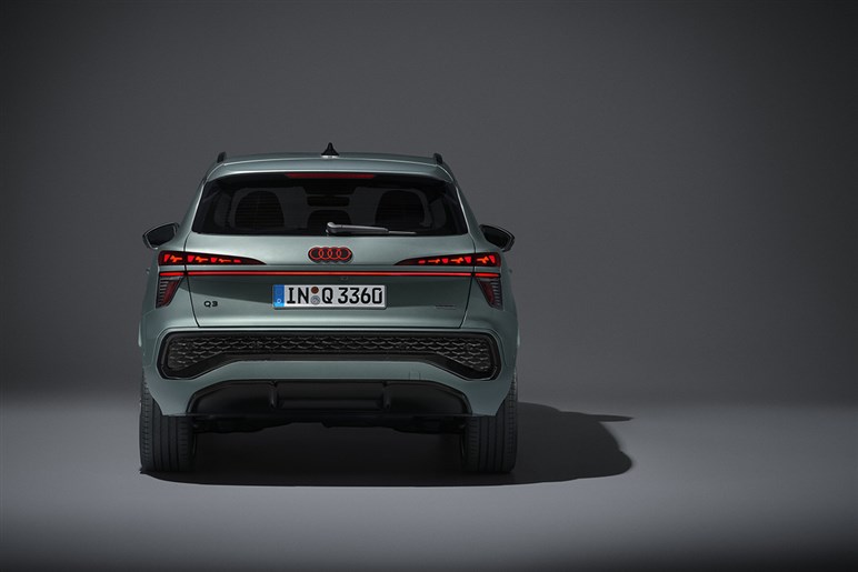 アウディが第3世代の新型「Q3」を発表。マトリクスLEDヘッドライトや車載ソフトウェアを強化…欧州で10月発売へ
