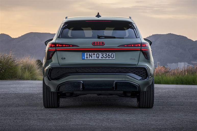 アウディが第3世代の新型「Q3」を発表。マトリクスLEDヘッドライトや車載ソフトウェアを強化…欧州で10月発売へ